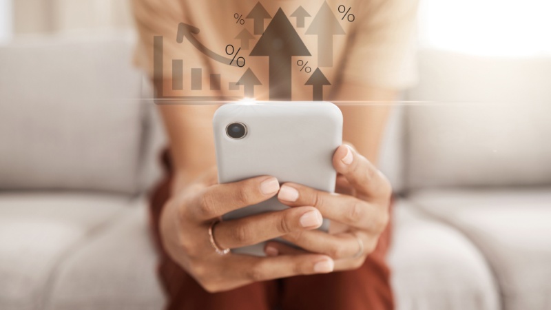 Mani di donna e telefono con ologramma